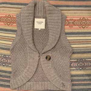 Abercrombie & Fitch Sweater Vest tan xs great condition a must have